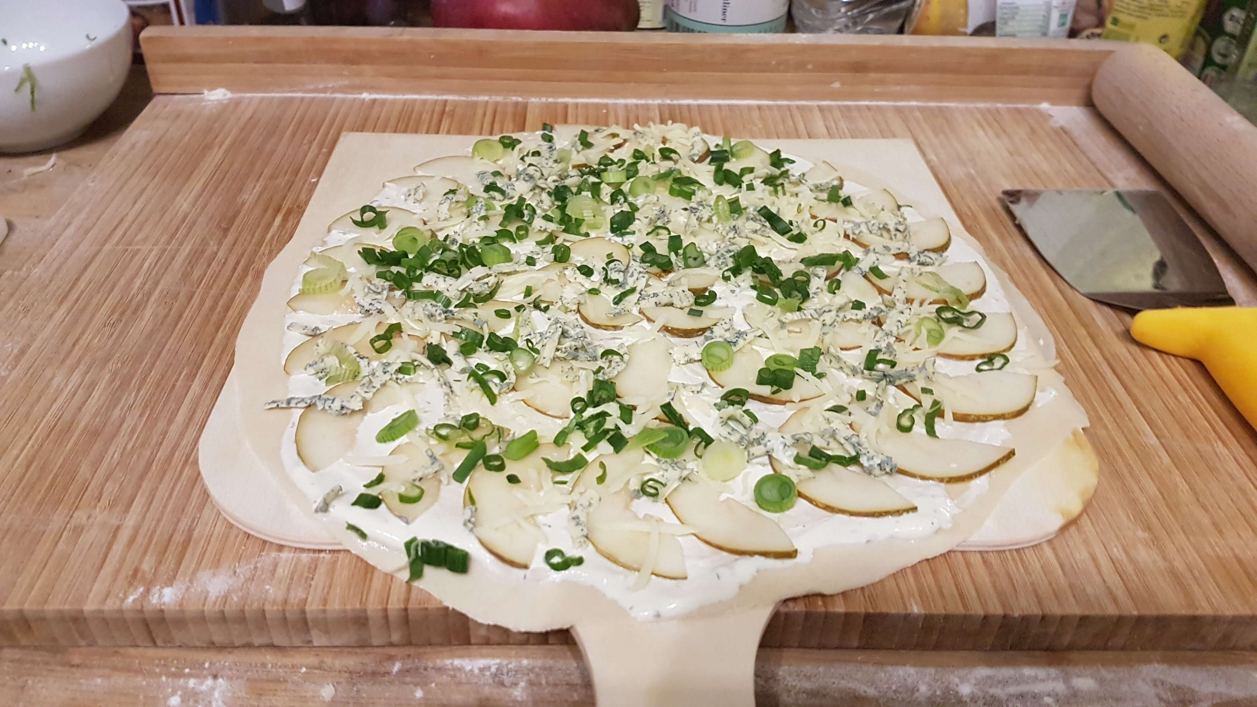 Flammkuchen mit Birne, Gorgonzola und Frühlingszwiebeln | Pimotti ...