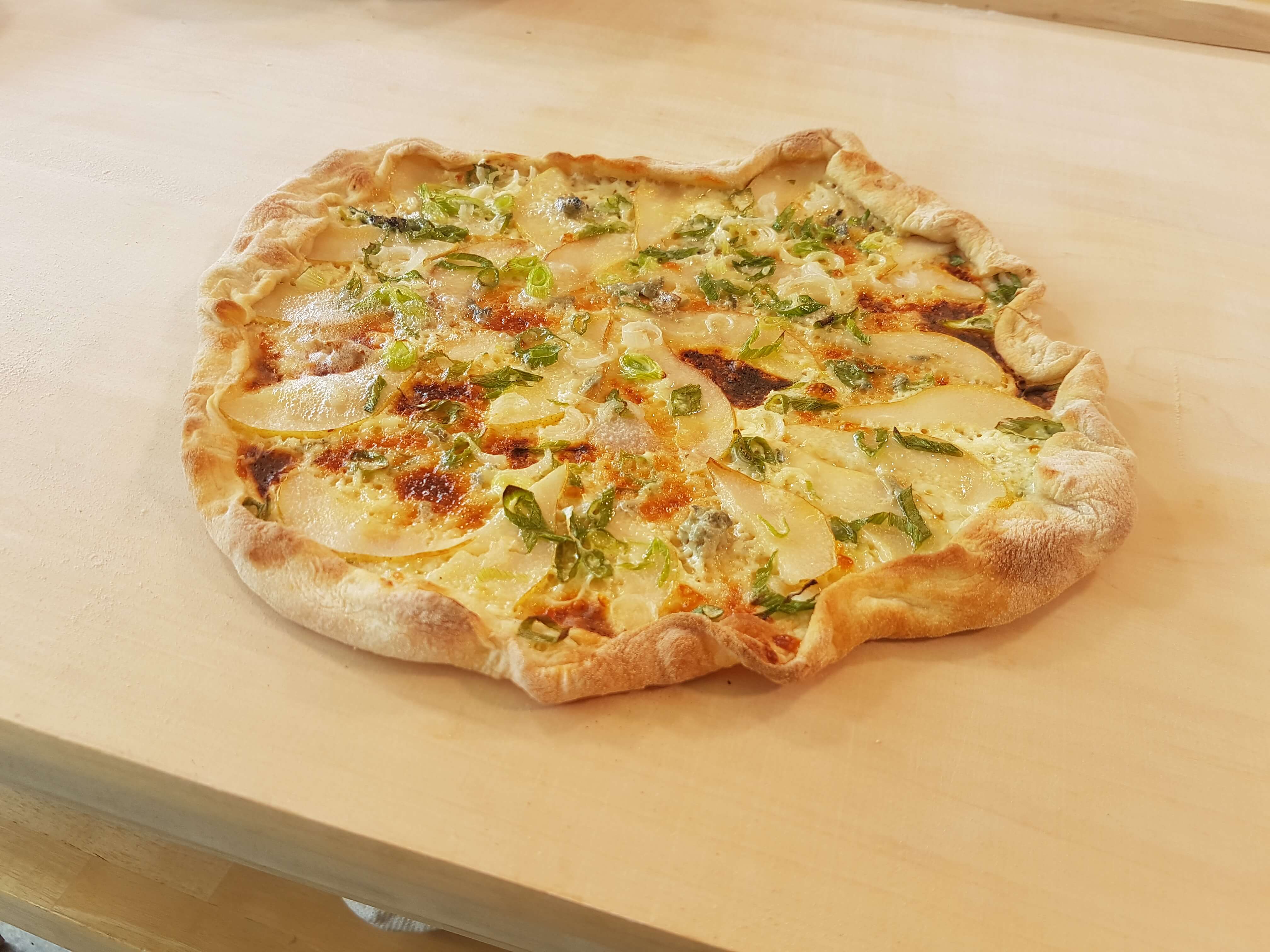 Flammkuchen mit Birne, Gorgonzola und Frühlingszwiebeln | Pimotti ...