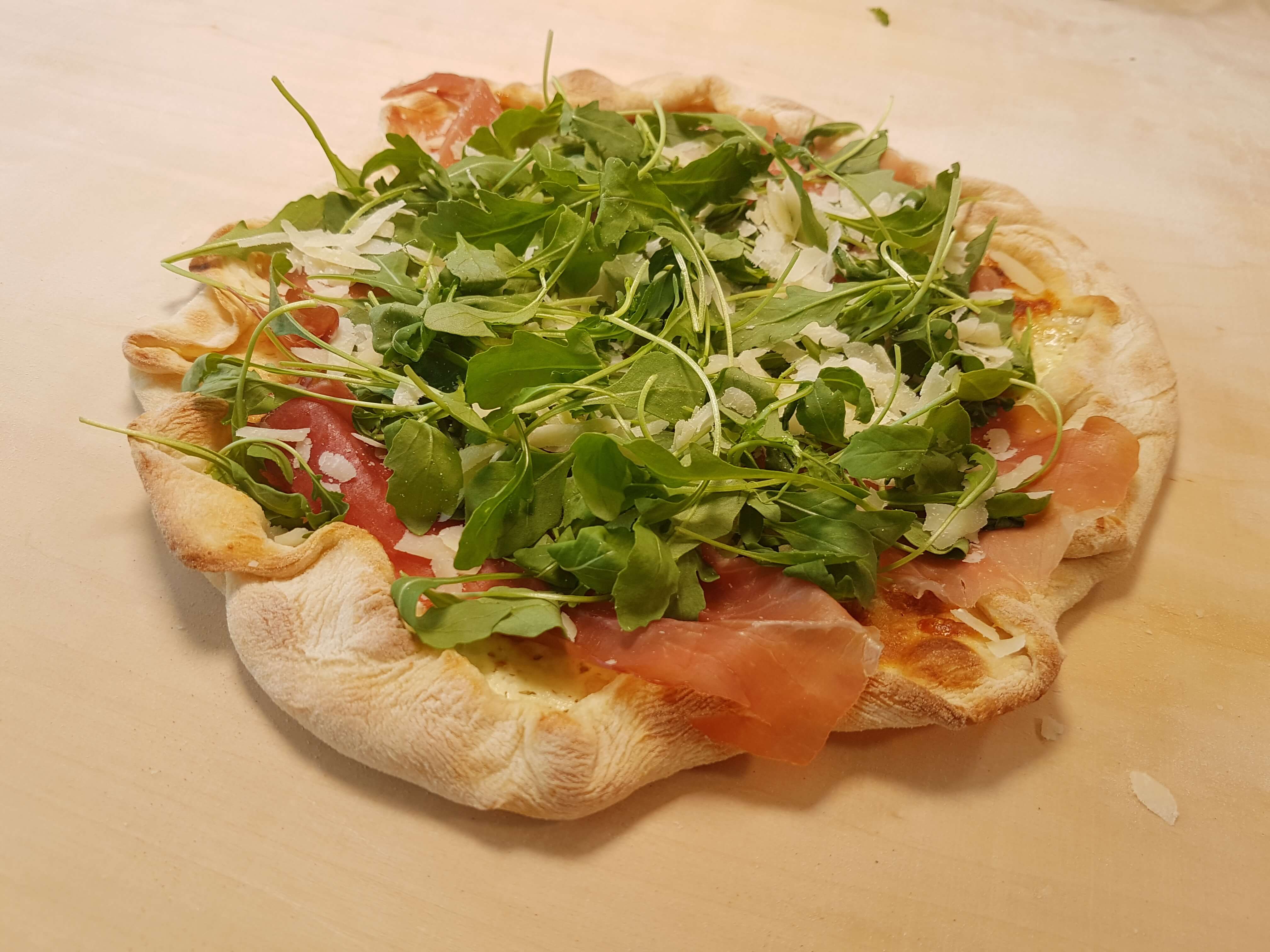 Flammkuchen mit Serano, Parmesan und Rucola | Pimotti Pizzastein - die ...