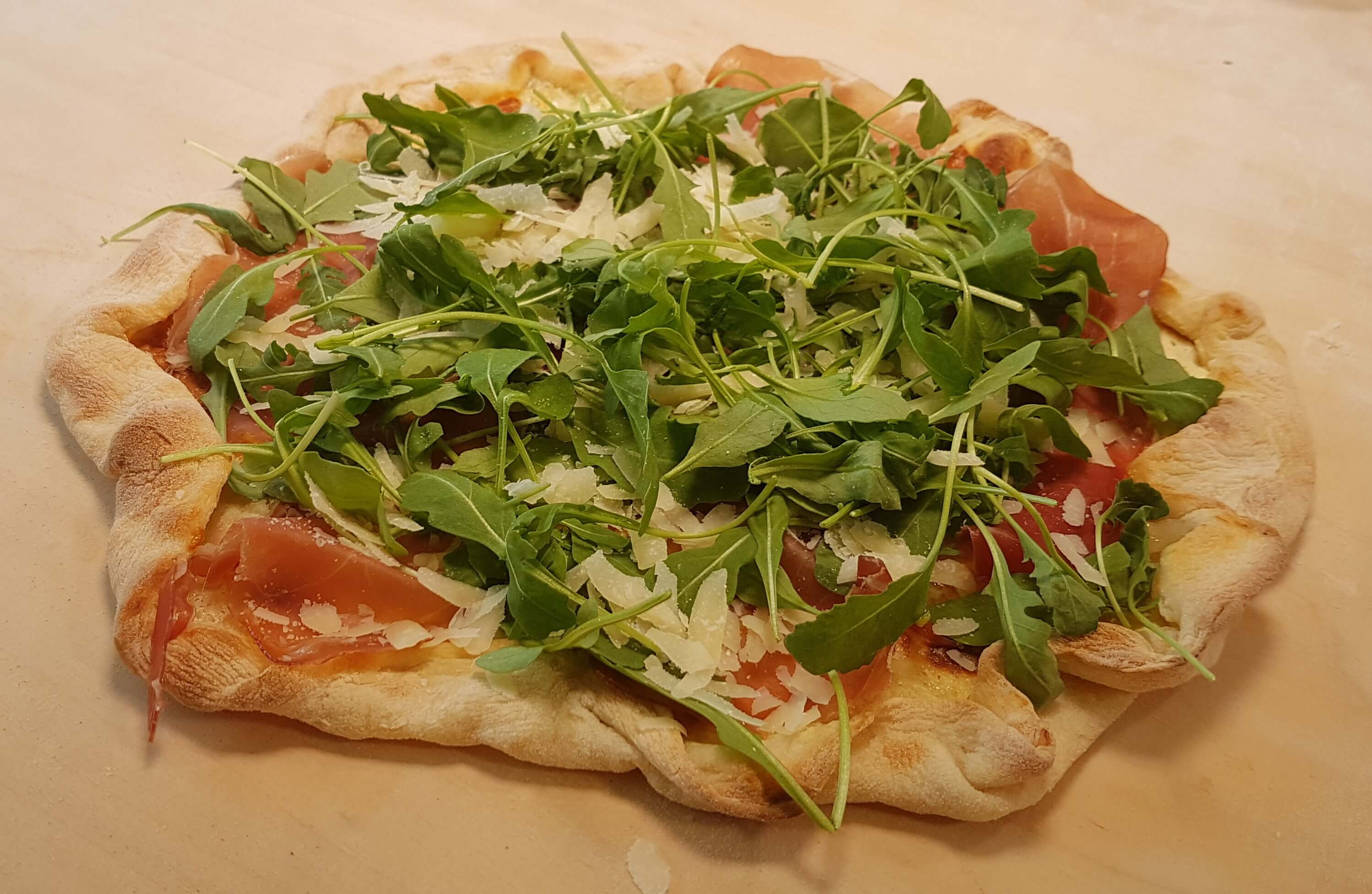 Flammkuchen mit Serano, Parmesan und Rucola | Pimotti Pizzastein - die ...